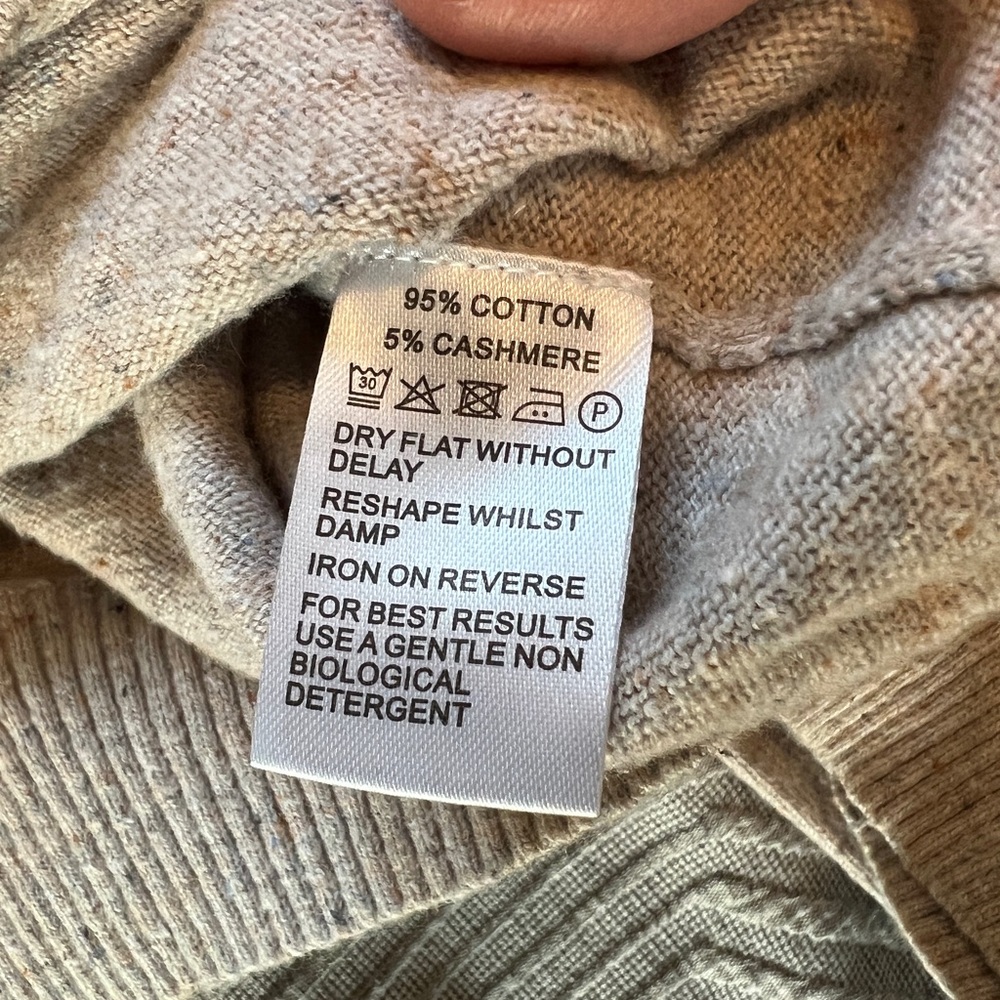 Charles Tyrwhitt Men’s heathered cream v-neck sweater, cotton & cashmere - Large - Picture 10 of 11